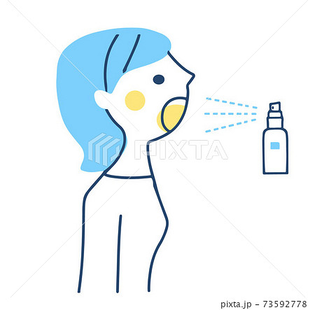 口にスプレーする女性 73592778