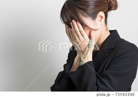 大切な人を亡くし涙を流す若い女性 【葬儀】 大切な人を亡くし涙を流す若い女性 【葬儀】 73593306