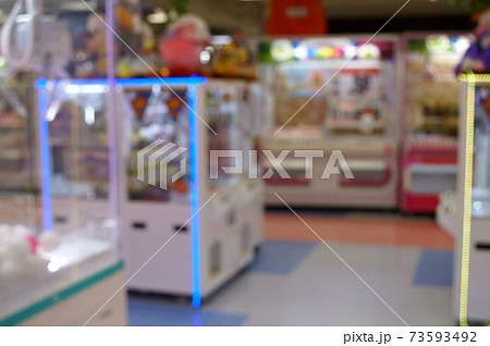 ゲームセンターのクレーンゲームのぼかしイメージ 73593492
