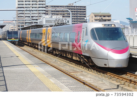 瀬戸大橋線・大元駅で上り特急南風とすれ違う下り特急しおかぜ 瀬戸大橋線・大元駅で上り特急南風とすれ違う下り特急しおかぜ 73594302