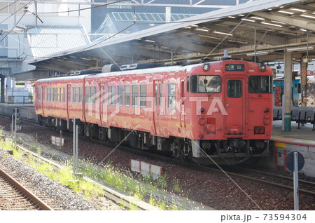 岡山駅を発車する津山線快速列車 73594304