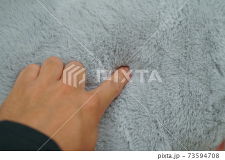 クッションの柔らかさを確認する手 クッションの柔らかさを確認する手 73594708