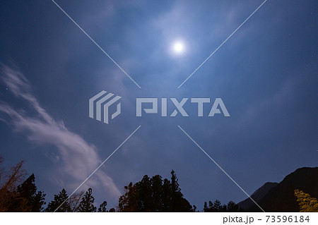 夜空　月　山　夜　奥日光　山林　栃木県　日光市　山林　自然　雲　山岳　星　煌めき　冬　冬山　針葉樹 73596184