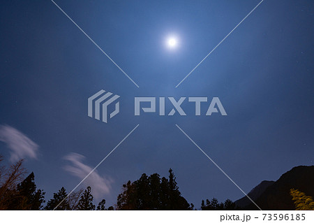 夜空　月　山　夜　奥日光　山林　栃木県　日光市　山林　自然　雲　山岳　星　煌めき　冬　冬山　針葉樹 73596185