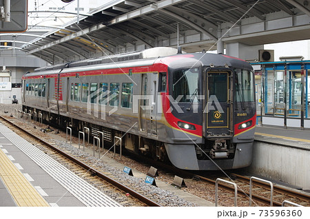 高松駅に停車中の特急うずしお（ヘッドマークローマ字表示） 73596360