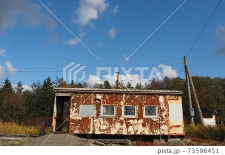 北海道宗谷本線の秘境駅・安牛駅の駅舎 73596451