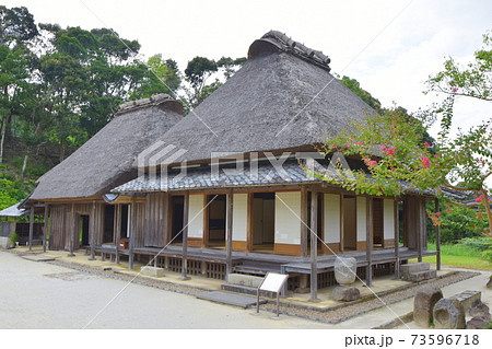 入来武家屋敷の旧増田家住宅とサルスベリ 73596718