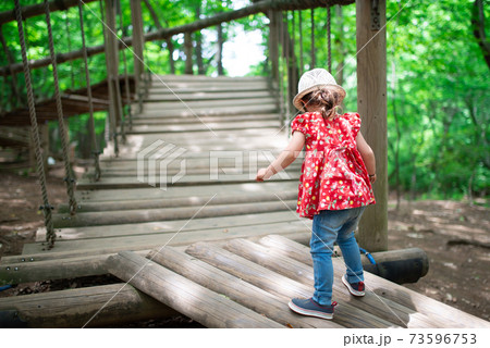 森の公園で遊ぶ女の子 73596753