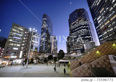 日本の東京都市景観 品川駅などを望む（夜景） 73596773
