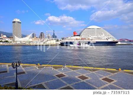 神戸モザイクからの神戸港の景色　豪華客船と青空 73597315