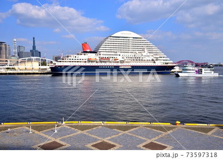 神戸モザイクからの神戸港の景色 豪華客船と青空 神戸モザイクからの神戸港の景色 豪華客船と青空 73597318