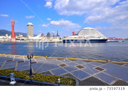 神戸モザイクからの神戸港の景色 豪華客船と青空 神戸モザイクからの神戸港の景色 豪華客船と青空 73597319