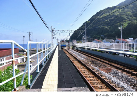 片瀬白田 駅　伊豆急行 8000系 普通列車 （ 静岡県 東伊豆 ） 73598174