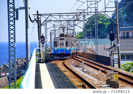片瀬白田 駅　伊豆急行 8000系 普通列車 （ 静岡県 東伊豆 ） 73598213