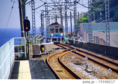 片瀬白田 駅　伊豆急行 8000系 普通列車 （ 静岡県 東伊豆 ） 73598217