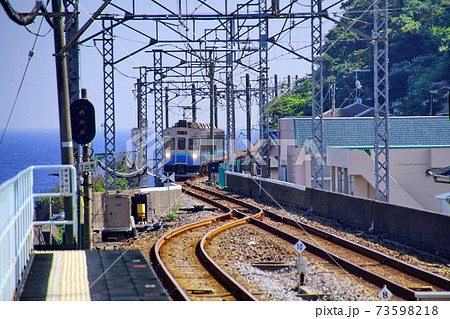 片瀬白田 駅　伊豆急行 8000系 普通列車 （ 静岡県 東伊豆 ） 73598218