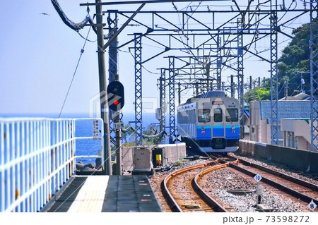 片瀬白田 駅　伊豆急行 8000系 普通列車 （ 静岡県 東伊豆 ） 73598272