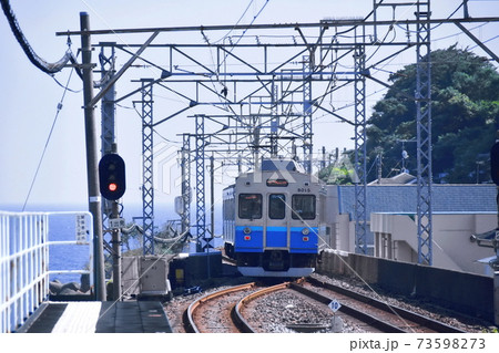 片瀬白田 駅　伊豆急行 8000系 普通列車 （ 静岡県 東伊豆 ） 73598273