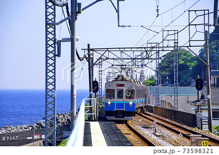 片瀬白田 駅　伊豆急行 8000系 普通列車 （ 静岡県 東伊豆 ） 73598321
