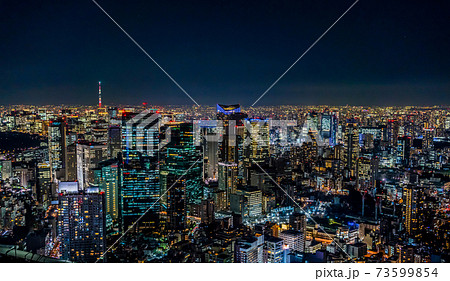 東京 六本木ヒルズの展望台から見た六本木 虎ノ門方面の夜景 遠くにスカイツリー の写真素材