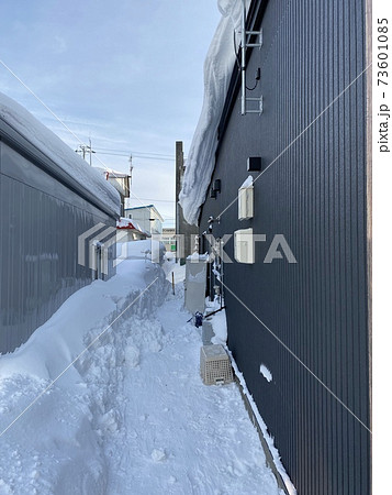 屋根の雪 積雪の写真素材