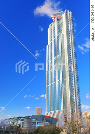 【大阪府】晴天下の大阪府咲洲庁舎(さきしまコスモタワー) 【大阪府】晴天下の大阪府咲洲庁舎(さきしまコスモタワー) 73604944