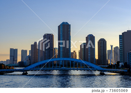 東京 大川端リバーシティ21の夕景 シルエットの写真素材