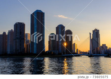 東京・大川端リバーシティ21の夕景・シルエット 73605075