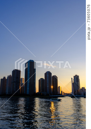 東京・大川端リバーシティ21の夕景・シルエット 73605076