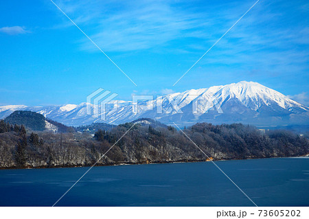 全面凍結の御所湖湖畔より岩手山を望む 全面凍結の御所湖湖畔より岩手山を望む 73605202
