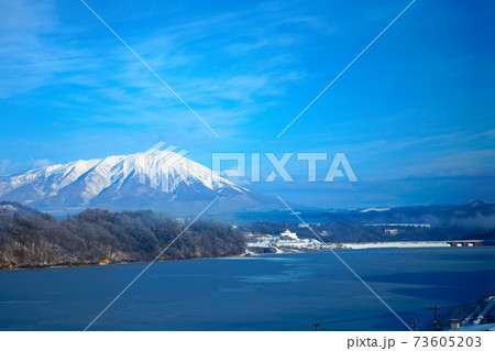 全面凍結の御所湖湖畔より岩手山を望む 全面凍結の御所湖湖畔より岩手山を望む 73605203