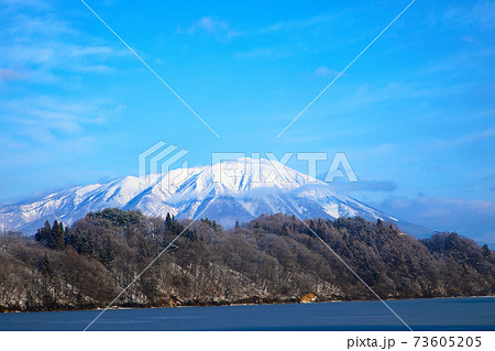 全面凍結の御所湖湖畔より岩手山を望む 全面凍結の御所湖湖畔より岩手山を望む 73605205