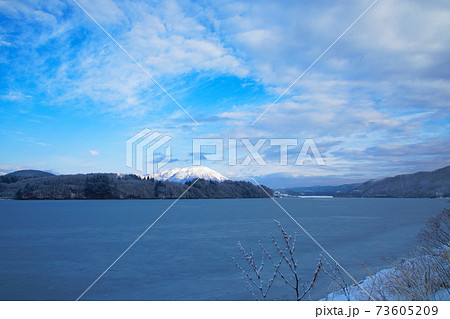 全面凍結の御所湖湖畔より岩手山を望む 全面凍結の御所湖湖畔より岩手山を望む 73605209
