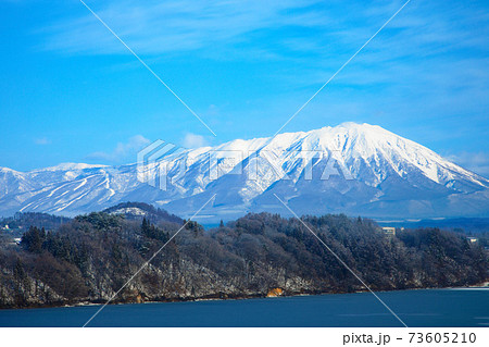 全面凍結の御所湖湖畔より岩手山を望む 全面凍結の御所湖湖畔より岩手山を望む 73605210