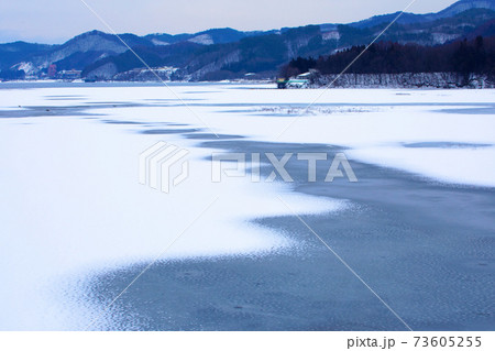 御所湖 御所大橋より繋温泉方面を望む 御所湖 御所大橋より繋温泉方面を望む 73605255