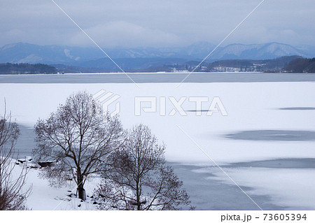 御所湖　繋大橋南園地より御所大橋方面の山並みを望む 73605394