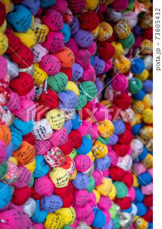 八坂庚申堂 くくり猿の写真素材 [73605432] - PIXTA