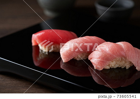 本鮪　赤身、中トロ、大トロの握り 73605541