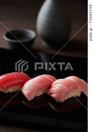 本鮪　赤身、中トロ、大トロの握り 73605549