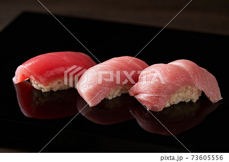 本鮪　赤身、中トロ、大トロの握り 73605556