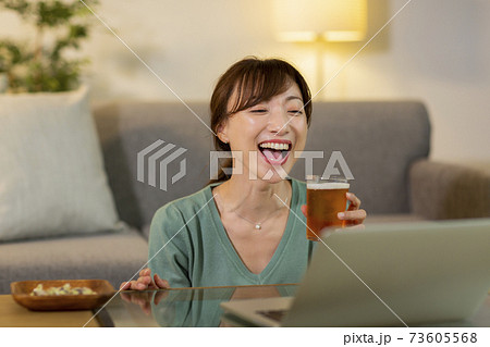 オンライン飲み会する女性の写真素材