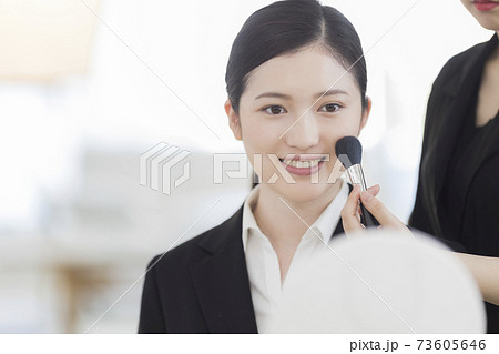 写真スタジオでメイクをしてもらうリクルートスーツの女性 就活 73605646