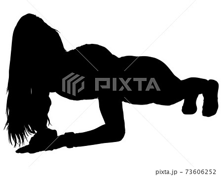 腕立てをしてこちらを向く女性シルエット 73606252