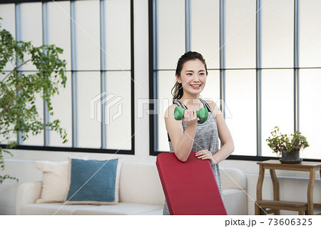 若い女性　ホームトレーニング 　筋トレ 73606325