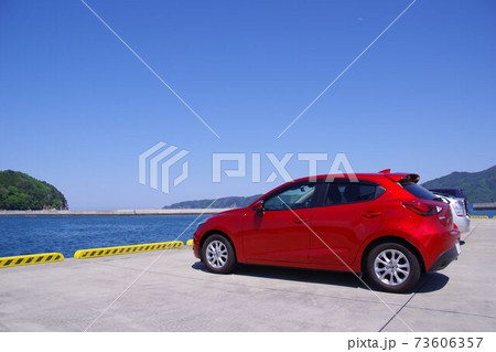 ドライブイメージ　港の岸壁に停まる車 73606357