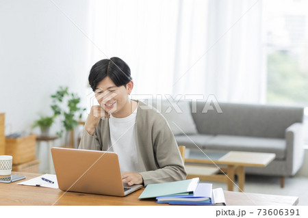自宅で仕事をする男性 リモートワーク 73606391