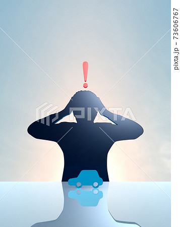 マイカーの問題に頭を抱えて驚く男性のシルエット縦 73606767