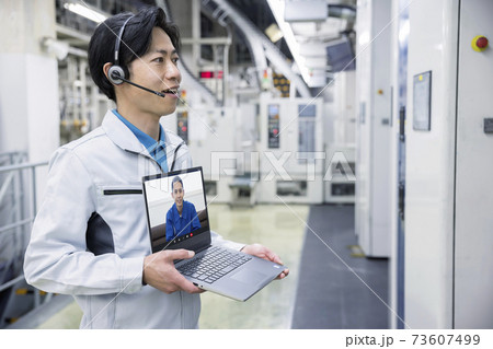 工場の様子をリモートで見せる作業員男性　リモート工場視察イメージ 73607499