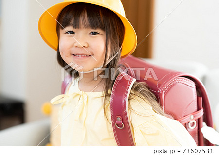 通学準備をする小学生 73607531