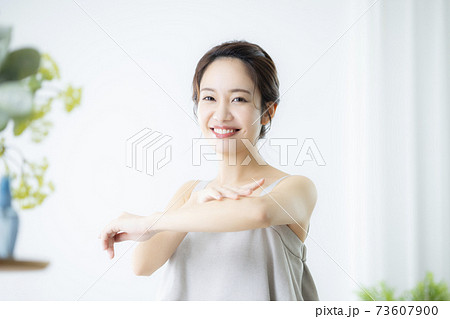 女性　ビューティー　ボディケア 73607900